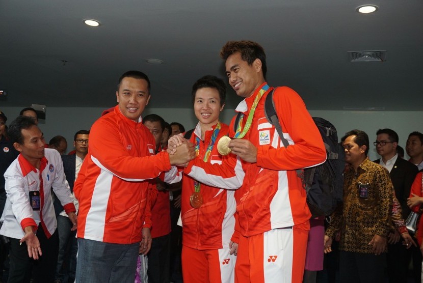 Ganda campuran bulutangkis peraih medali emas Olimpiade Brasil, Tontowi Ahmad (kanan) dan Liliyana Natsir (kedua kanan) disambut Menteri Pemuda dan Olahraga Imam Nahrawi (kiri) saat tiba di Terminal 3 baru Bandara Soekarno-Hatta, Tangerang, Banten, 