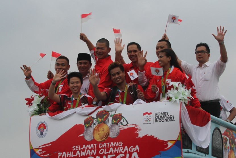 Bus arak-arakan ganda campuran bulutangkis peraih medali emas Olimpiade Brasil, Tontowi Ahmad (kelima kiri) dan Liliyana Natsir (kedua kiri) (ilustrasi).