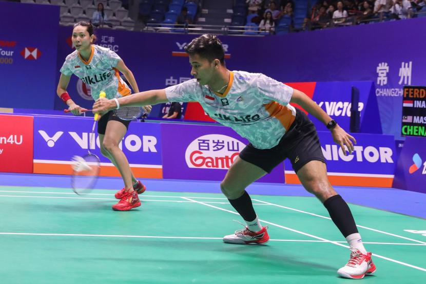 Ganda campuran Indonesia Dejan Ferdinansyah/Gloria Emanuelle Widjaja beraksi di China Open 2024.