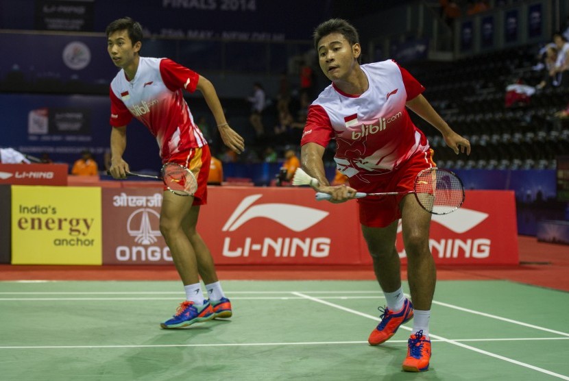   Ganda putra Indonesia, Angga Pratama (kanan) - Ryan Agung Saputra, berusaha mengembalikan kok ke arah pebulutangkis Singapura, Yong Kai Terry Hee - Derek Wong, dalam penyisihan Grup A Piala Thomas 2014 di New Delhi, India, Senin (19/5).