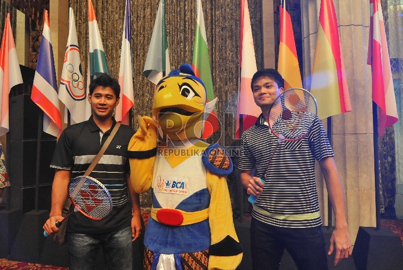 Ganda putra Indonesia Angga Pratama (kiri) dan Ricky Karanda Suwardi (kanan) berfoto bersama maskot turnamen bulutangkis BCA Indonesia Open 2015 seusai acara jumpa pers di Jakarta, Senin (25/5).