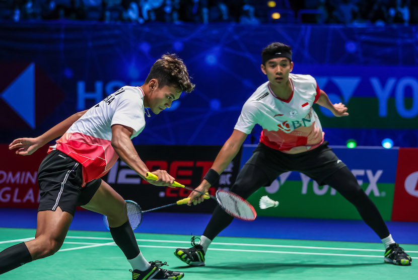 Ganda Putra Indonesia Bagas Maulana (kiri) dan Muhammad Shohibul Fikri mengembalikan kok ke arah ganda Indonesia lainnya Muhammad Ahsan - Hendra Setiawan pada laga final nomor ganda putra All England di Utilita Arena Birmingham, Inggris, Minggu (20/3/2022). Bagas/Fikri berhasil menjadi juara All England 2022 setelah mengalahkan Hendra/Ahsan dengan skor 21-19 dan 21-13.