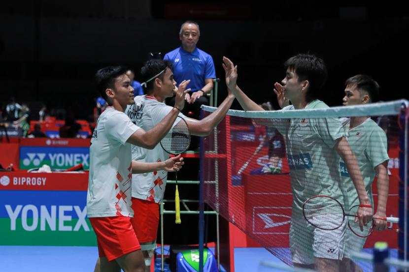 Ganda Putra Indonesia Bagas Maulana/Muhammad Shohibul Fikri (kiri) usai memenangi gim pertama Japan Open 2023.