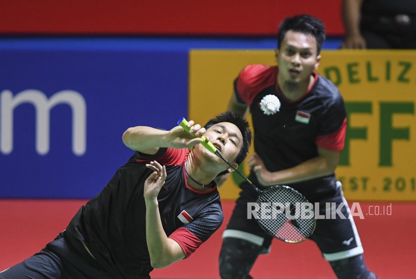 Ganda putra Indonesia Hendra Setiawan (kiri) dan Mohammad Ahsan (kanan) mengembalikan kok ke ganda putra Inggris Marcus Ellis dan Chris Langridge pada babak pertama Blibli Indonesia Open 2019 di Istora Senayan, Jakarta, Rabu (17/7/2019).