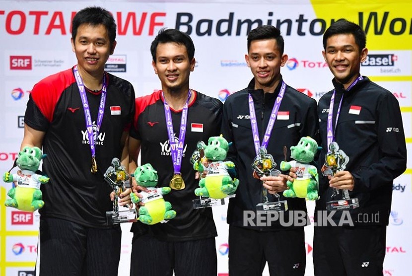 Ganda putra Indonesia Hendra Setiawan (kiri) dan Mohammad Ahsan (kedua kiri) bersama ganda putra Indonesia Fajar Alfian (kanan) dan Muhammad Rian Ardianto (kedua kanan) menunjukan medali emas dan perunggu usai saat prosesi penyerahan medali pada Kejuaraan Dunia Bulu Tangkis 2019 di St. Jakobshalle, Basel, Swiss, Senin (26/8) dini hari.