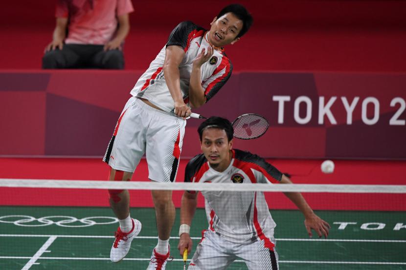 Ganda putra Indonesia Hendra Setiawan (kiri) dan Mohammad Ahsan mengembalikan kok ke arah ganda putra Korea Solgyu Choi dan Seungjae Seo dalam penyisihan Grup D Olimpiade Tokyo 2020 di Musashino Forest Sport Plaza, Tokyo, Jepang, Selasa (27/7/2021). Ahsan dan Hendra berhasil menjadi juara grup D setelah menang 21-12, 19-21, 21-18 atas Solgyu Choi dan Seungjae Seo.