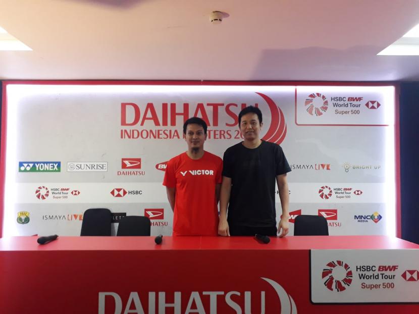 Ganda Putra Indonesia Hendra Setiawan/Mohammad Ahsan (kiri) usai pertandingan hari pertama Indonesia Masters 2023, di Istora Senayan, Jakarta, Selasa (24/1/2023).
