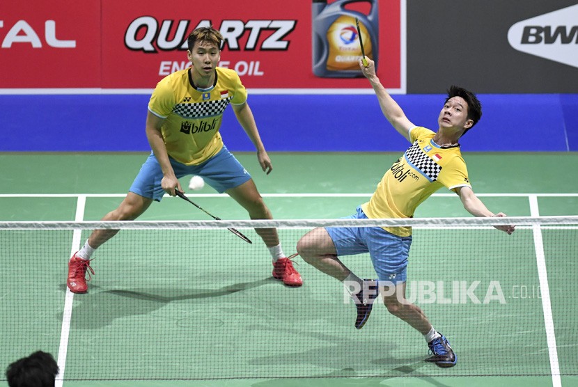 Ganda putra Indonesia Kevin Sanjaya Sukamuljo (kanan) dan Marcus Fernaldi Gideon mengembalikan kok ke ganda putra Korea Selatan Choi Solgyu dan Seo Seung Jae pada babak kedua Kejuaraan Dunia Bulu Tangkis 2019 di St. Jakobshalle, Basel, Swiss, Rabu (21/8/2019).