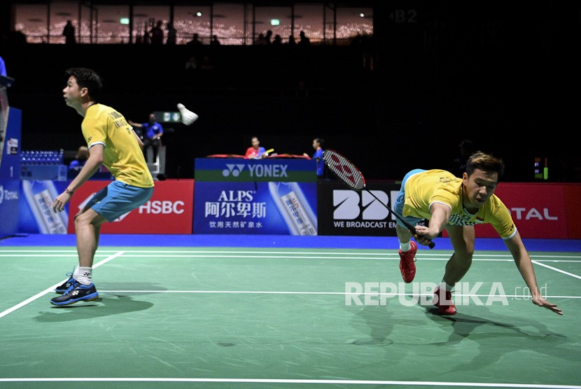 Ganda putra Indonesia Marcus Fernaldi Gideon (kanan) dan Kevin Sanjaya Sukamuljo berusaha mengembalikan kok ke ganda putra Korea Selatan Choi Solgyu dan Seo Seung Jae pada babak kedua Kejuaraan Dunia Bulu Tangkis 2019 di St. Jakobshalle, Basel, Swiss, Rabu (21/8/2019).