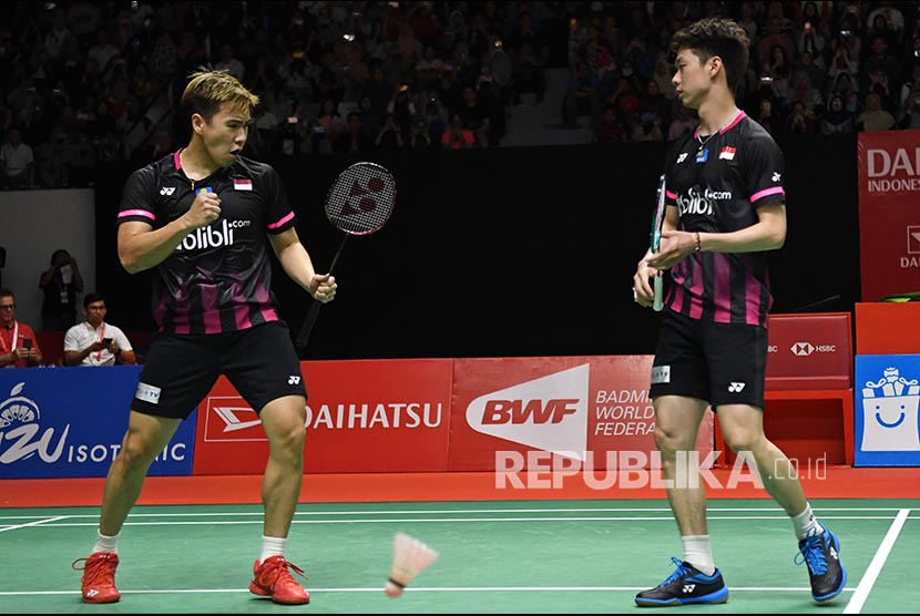 Ekspresi ganda putra Indonesia Marcus Fernaldi Gideon (kiri) dan rekannya Kevin Sanjaya Sukamuljo saat berhasil mengecoh lawannya asal Malaysia Aaron Chia dan Soh Wooi Yik dalam babak semi final Daihatsu Indonesia Masters 2020 di Istora Senayan, Jakarta, Sabtu (18/1