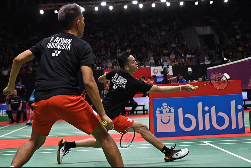 Ganda putra Indonesia Muhammad Rian Ardianto (kanan) dan Fajar Alfian mengembalikan kok ke arah pebulu tangkis ganda putra Jepang Akira Koga dan Taichi Saito pada pertandingan babak pertama Daihatsu Indonesia Masters 2020 di Istora Senayan, Jakarta, Rabu (15/1)