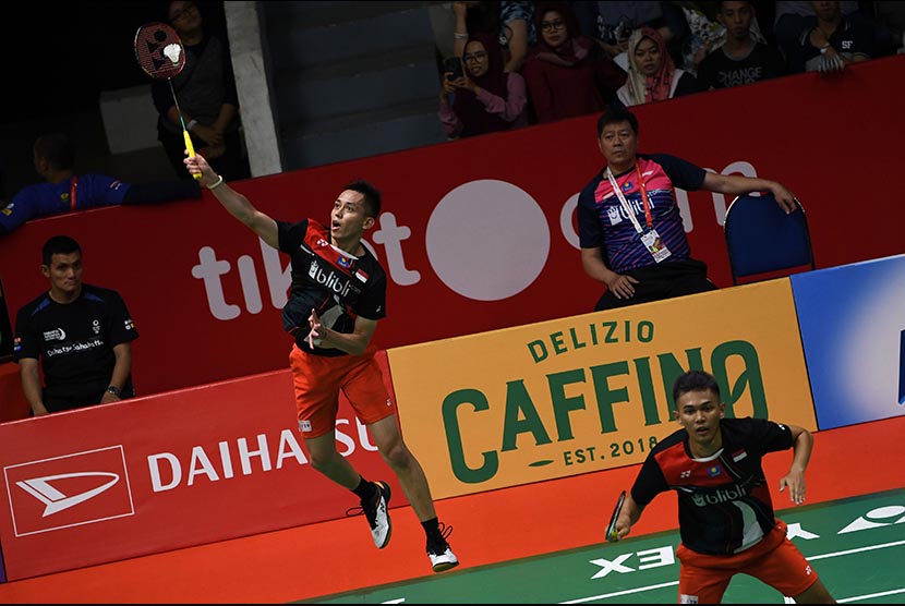 Ganda putra Indonesia Muhammad Rian Ardianto (kanan) dan Fajar Alfian dalam pertandingan di Daihatsu Indonesia Masters 2020 di Istora Senayan, Jakarta, Kamis (16/1).