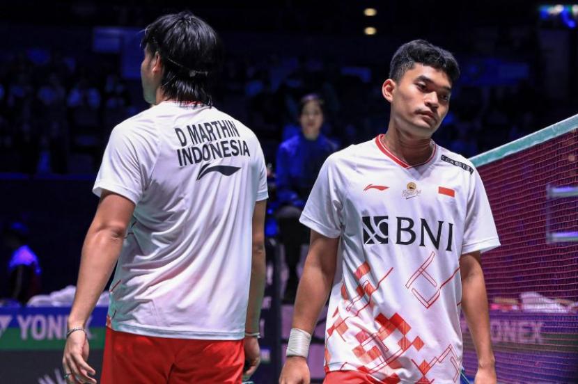 Ganda putra Indonesia, Leo Rolly Carnando (kanan) dan Daniel Marthin, setelah tersingkir dari Singapore Open 2023.
