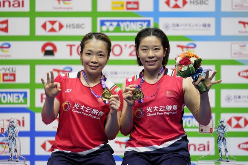Ganda putri Cina, Chen Qing Chen/Jia Yi Fan, berpose saat menjadi kampiun Kejuaraan Dunia 2022 di Jepang.