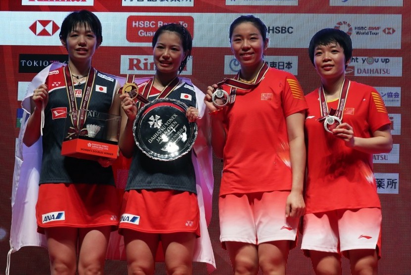 Ganda putri Jepang, Sayaka Hirota (kiri)/Yuki Fukushima (kedua kiri) meraih gelar juara Jepang Terbuka 2018 usai mengalahkan pasangan Cina, Chen Qingchen/Jia Yifan di Musashino Forest Sport Plaza, Tokyo, Jepang, bulan September lalu.