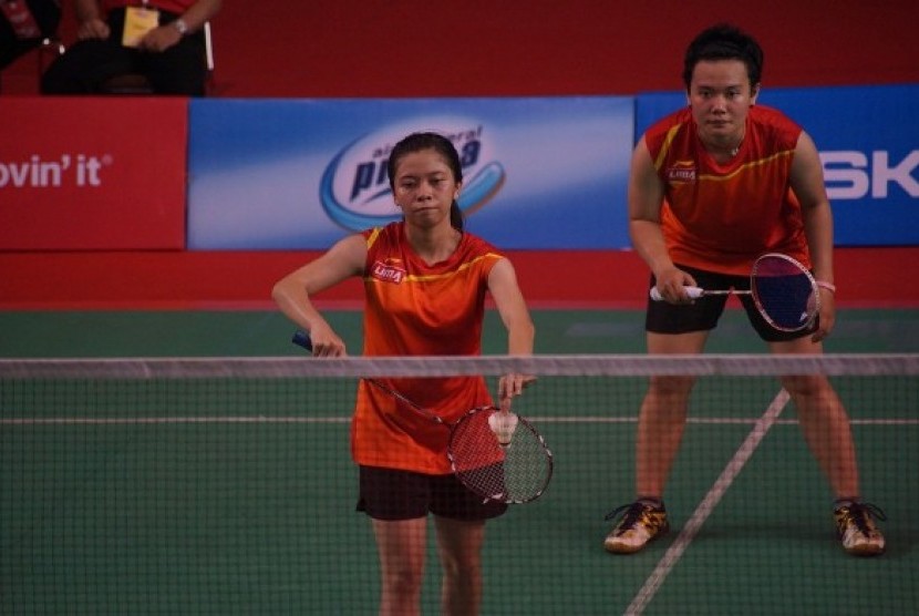 Ganda putri Unikom, Kurnia-Mita sedang bersiap melakukan servis dalam pertandingan LIMA Badminton Nasional di GOR USM Semarang, Kamis (26/3).