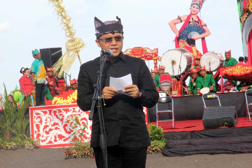 Bupati Banyuwangi Abdullah Azwar Anas saat membuka Festival Gandrung Sewu di Pantai Boom, Kabupaten Banyuwangi, Jawa Timur, Sabtu (29/11).   (Republika/Maman Sudiaman)  