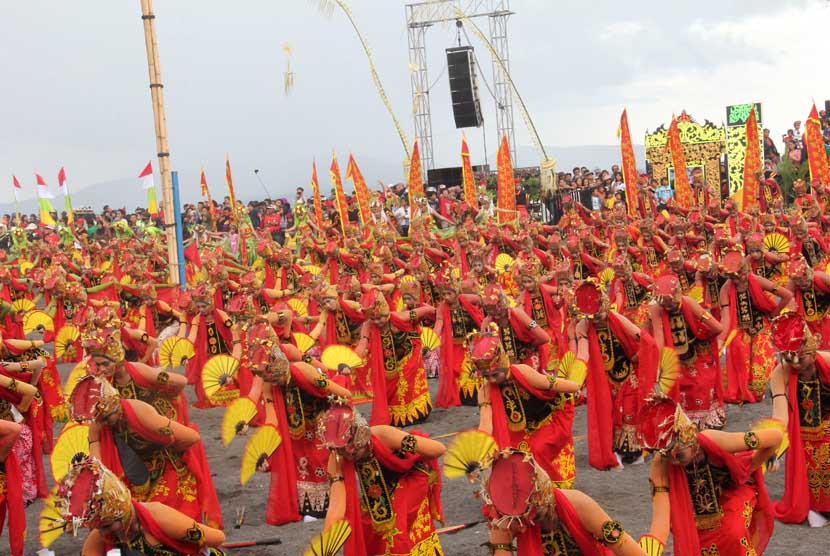  Suasana Festival Gandrung Sewu di Pantai Boom, Kabupaten Banyuwangi, Jawa Timur, Sabtu (29/11).   (Republika/Maman Sudiaman) 