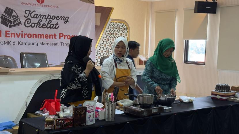 Gandum Mas Kencana (GMK) sebagai produsen cokelat Colatta tergerak untuk turut membantu dan mengembangkan daya masyarakat di sekitar perusahaan untuk menjadi pelaku usaha yang dapat membantu perekonomiannya secara mandiri. Salah satu program dalam naungan Social Environment GMK adalah Kampoeng Cokelat. Berlangsung perdana di lingkungan masyarakat Margasari, Tangerang, kegiatan ini adalah salah satu bentuk kontribusi sosial GMK terhadap masyarakat yang berada di lingkungan sekitar pabrik. Dalam kegiatan ini GMK berinteraksi secara langsung dan turun ke lingkungan sekitar untuk berbagi ilmu seputar cokelat, berkreasi dengan bahan dasar cokelat, memperkenalkan beragam produk usaha, dan cara memulai usaha makanan untuk skala pemula.