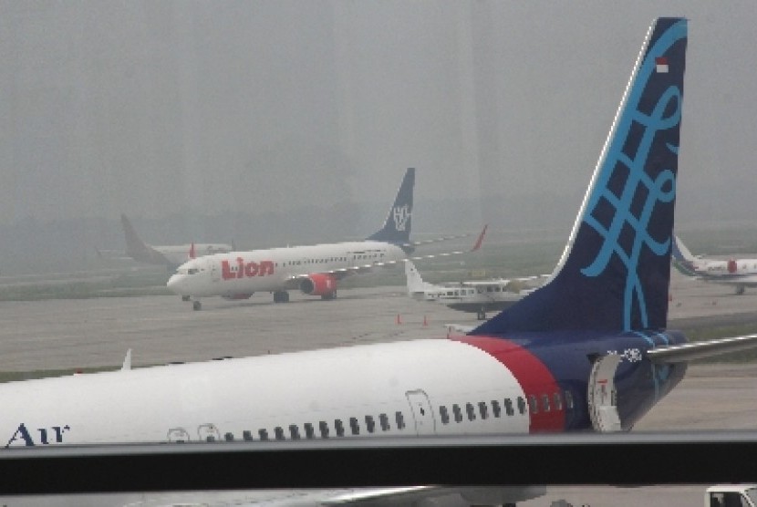 Gangguan asap membuat pesawat tidak bisa terbang dari Bandara Kualanamu, Medan.