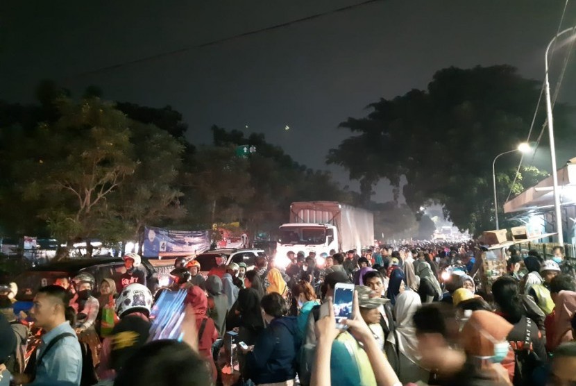 Gangguan jaringan dan rel patah antara Stasiun Cakung ke Bekasi menyebabkan ribuan penumpang menumpuk, Selasa (2/4).