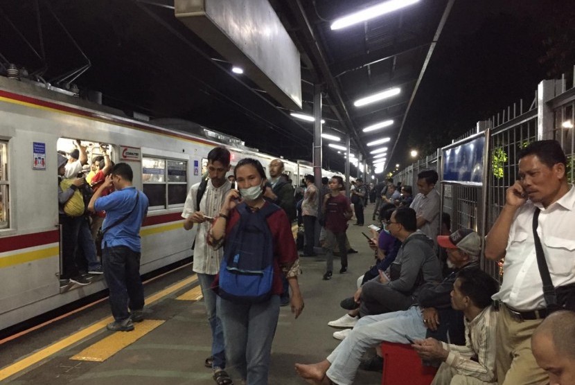 Gangguan Operasional KRL. Penumpukan penumpang terjadi di Staisun Pasar Minggu Baru akibat gangguan operasional KRL di Stasiun Lenteng Agung. Jumat (22/2).