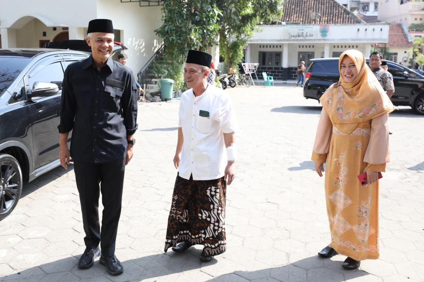 Pengasuh Pesantren Al-Munawwir Krapyak Prihatin Legalisasi Toko Miras di DIY/ Pengasuh Ponpes Al Munawwir Chaidar Muhaimin atau Gus Endar (tengah).