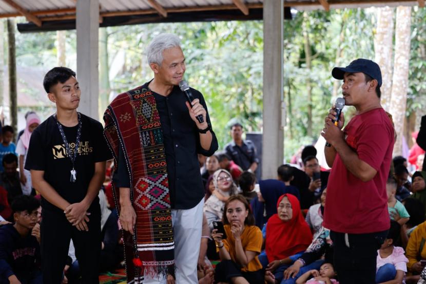 Ganjar bertemu petani di Desa Silulu, Kec. Gunung Malela, Kab. Simalungun, Sumatera Utara (Sumut), Sabtu (11/11/2023). Bacapres Ganjar Pranowo kunjungi kedai kopi dan Museum Simalungun.