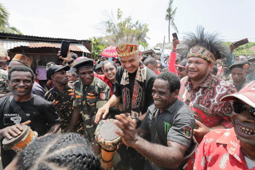 Ganjar disambut tarian dan nyanyian khas Papua ketika berkunjung dan menyerap aspirasi masyarakat di daerah Inanwatan, Matemani, Kais, dan Kokoda (Imekko), Kota Sorong, Papua Barat Daya, Senin (20/11/2023). 