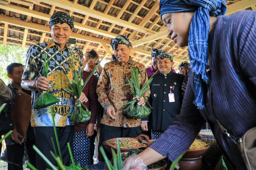 Ganjar mendampingi Walikota Pariaman Genius Umar, yang sedang melakukan studi tiru kepala desa, lurah dan camat se-Kota Pariaman, Provinsi Sumatra Barat ke Semarang. 