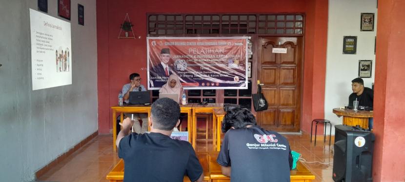 Ganjar Milenial Center (GMC) bersama Badan Eksekutif Mahasiswa BEM Nusantara mengadakan pelatihan jurnalistik dan penulisan karya ilmiah di Cafe Boejang, Kayu Putih, Kota Kupang, Nusa Tenggara Timur (NTT).