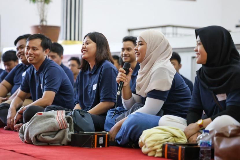Ganjar Pranowo bersama Kamar Dagang dan Industri Indonesia (KADIN) Indonesia melepas 34 mahasiswa ke Republik Ceko untuk magang perusahaan.