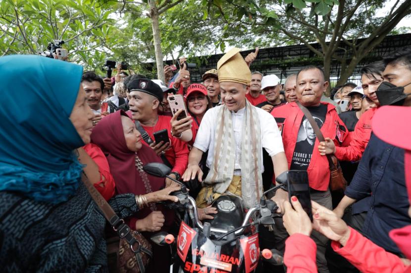 Ganjar Pranowo bersilaturahmi dengan tokoh masyarakat, tokoh agama, petani, budayawan, nelayan hingga sukarelawan se-Sumatra Utara (Sumut), Jumat (10/11/2023). 