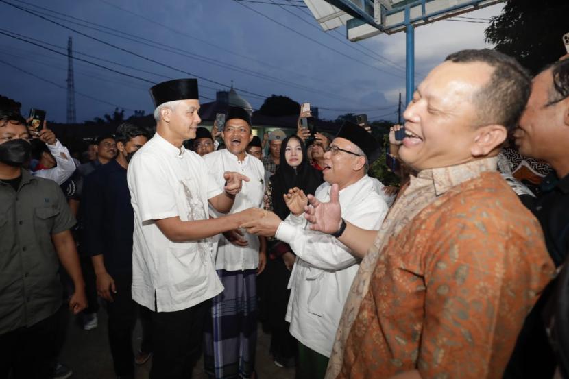 Ganjar Pranowo bersilaturami dengan pimpinan-pimpinan pondok pesantren (Ponpes) se-Sumatera Utara di Pesantren Darularafah Raya, Kab. Deli Serdang, Sumatera Utara, Jumat (10/11/2023) malam. 