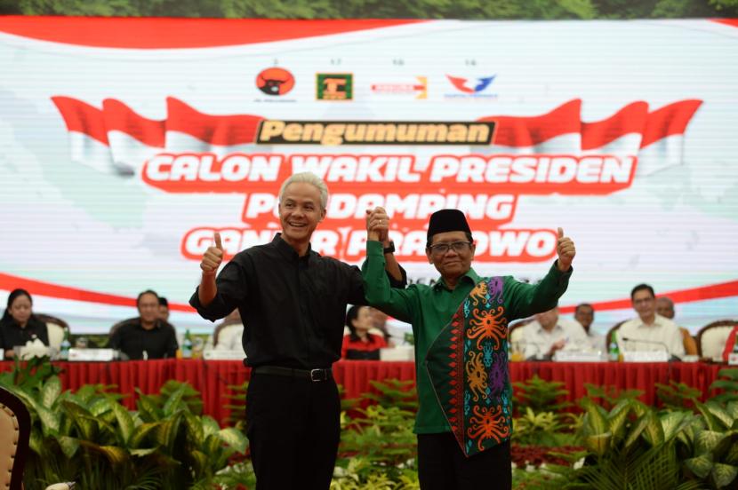 Ganjar Pranowo dan Mahfud MD setelah resmi diumumkan oleh Ketua Umum Partai Demokrasi Indonesia Perjuangan (PDIP) Megawati Soekarnoputri bersama tiga partai politik pengusung sebagai bakal calon presiden (bacapres) dan wakil presiden (bacawapres), di Kantor DPP PDIP, Jakarta, Rabu (18/10/2023). (Tangkapan layar)