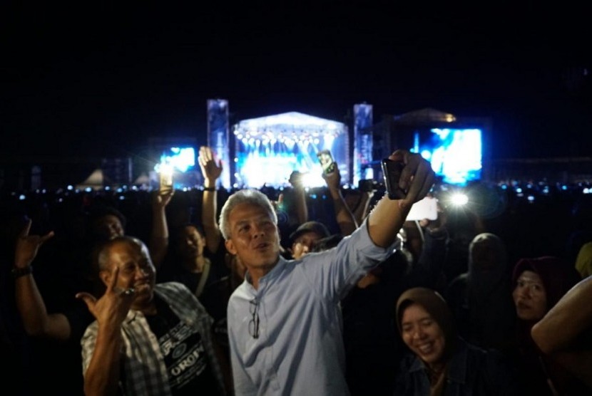 Ganjar Pranowo saat menyaksikan konser Europe di Kabupaten Boyolali, Jawa Tengah