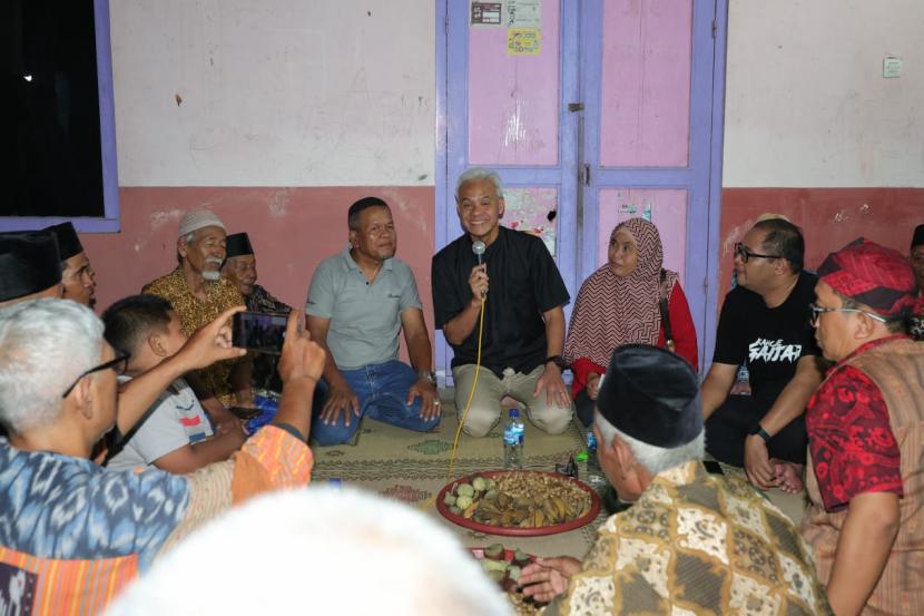 Ganjar saat bersilaturahmi dengan warga di Dusun Njimatan, Kelurahan Jatirejo, Kec. Lendah, Kab. Kulonprogo, Prov. DIY, Rabu (15/11/2023). 