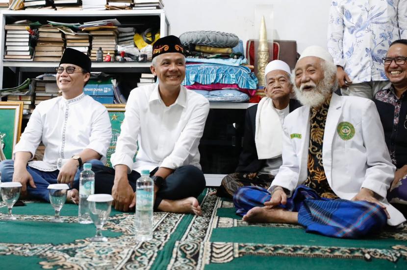 Ganjar sowan ke Abuya Ahmad Muhtadi Dimyathi atau akrab disapa Abuya Muhtadi di Banten, Ahad (28/5/2023). 