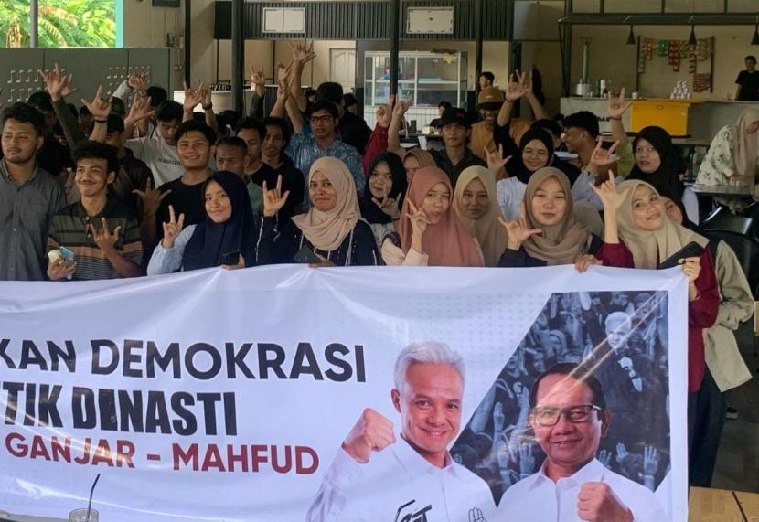 Mahasiswa dan aktivis di Aceh membentangkan spanduk  