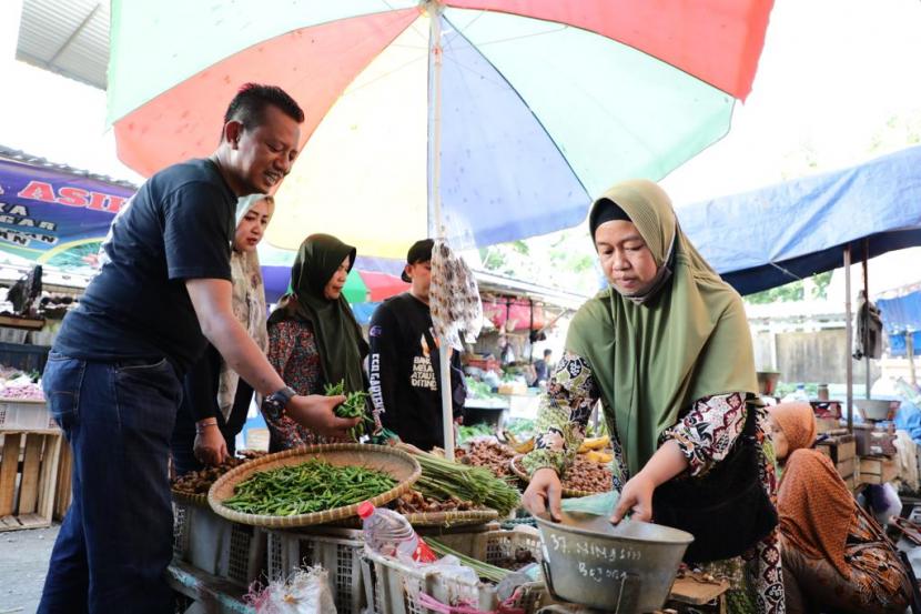 Ganjaran Buruh Berjuang (GBB) menggelar gerebek pasar di Pasar Lebaksiu, Kecamatan Lebaksiu, Kabupaten Tegal, Jawa Tengah. 