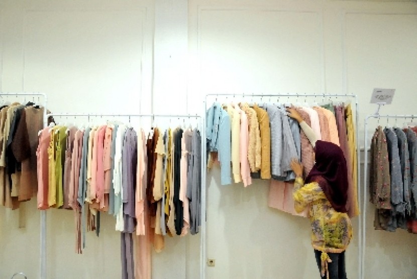 Gantungan baju bisa menghemat ruangan dalam lemari.