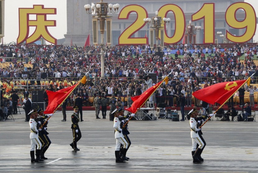 Garda kehormatan China melakukan gladi bersih sebelum dimulainya parade menandai 70 tahun kekuasaan Partai Komunis di Beijing, Selasa (1/10).