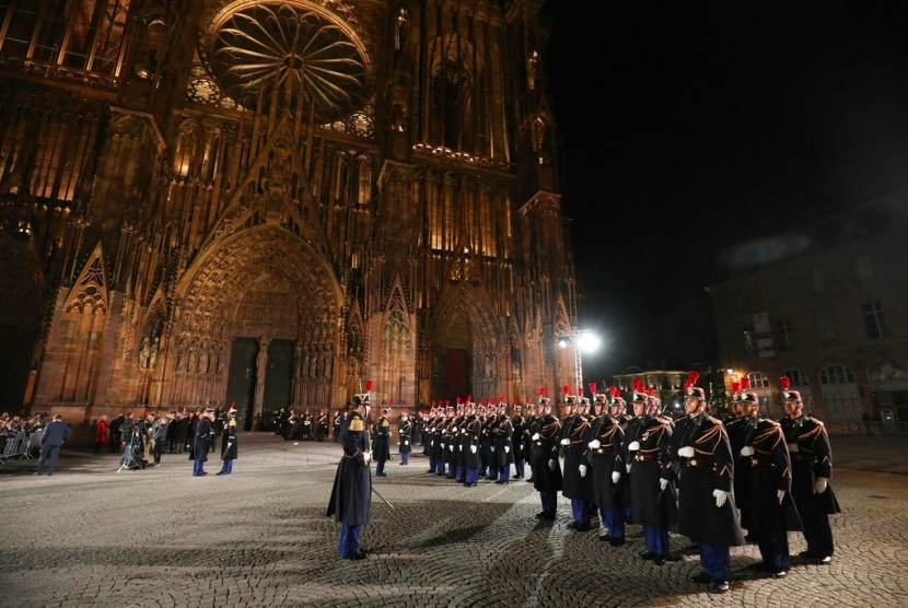 Garda Republika Prancis saat upacara memperingati 100 tahun berakhirnya Perang Dunia I di depan katedral Notre-Dame di Strasbour, Ahad (4/11).