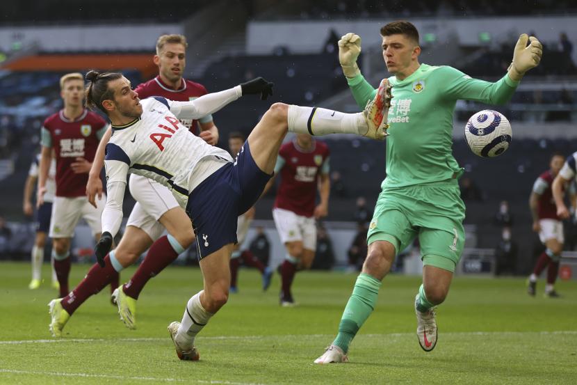 Winger Tottenham Hotspur Gareth Bale (kiri) berduel bola dengan kiper Burnley Nick Pope. Bale mencetak dua gol dalam kemenangan 4-0 Tottenham atas Burnley.