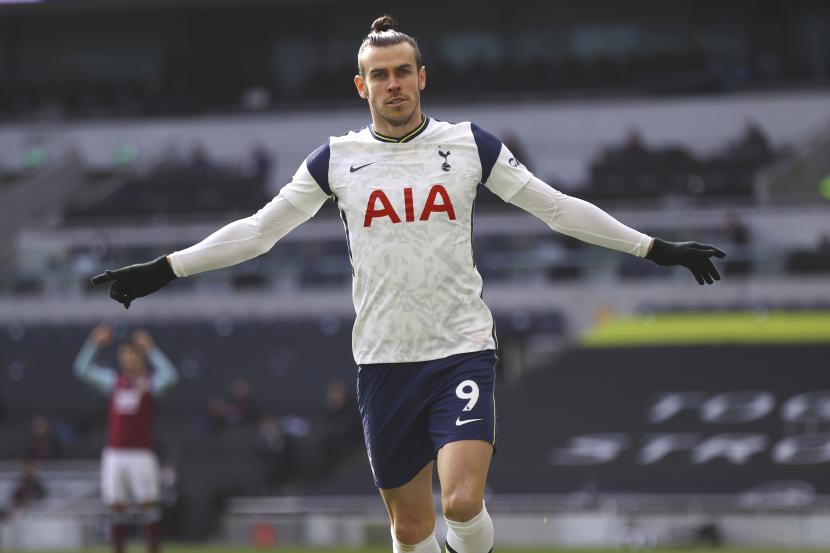 Gareth Bale dari Tottenham merayakan setelah mencetak gol pembuka timnya selama pertandingan sepak bola Liga Premier Inggris antara Tottenham Hotspur dan Burnley di Stadion Tottenham Hotspur di London, Inggris, Minggu, 28 Februari 2021. (Julian Finney / Pool via AP