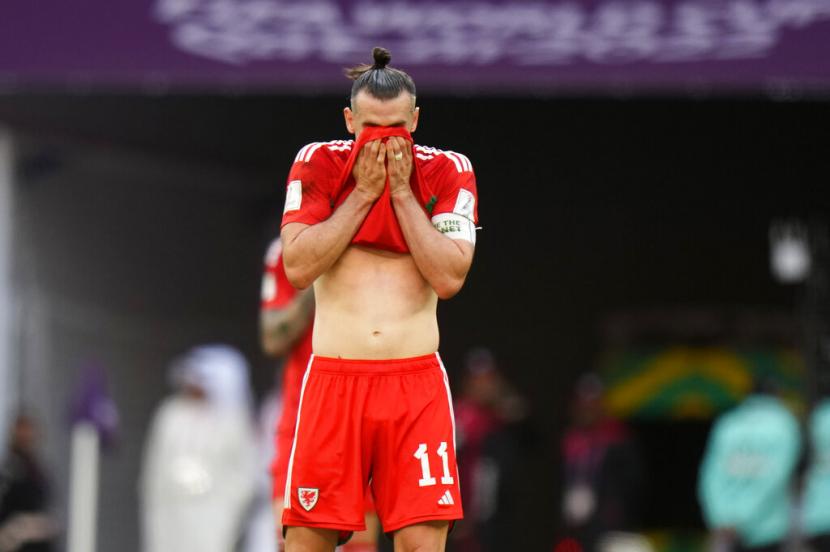  Gareth Bale dari Wales bereaksi setelah kekalahan mereka dalam pertandingan sepak bola grup B Piala Dunia antara Wales dan Iran, di Stadion Ahmad Bin Ali di Al Rayyan, Qatar, Jumat, 25 November 2022. 