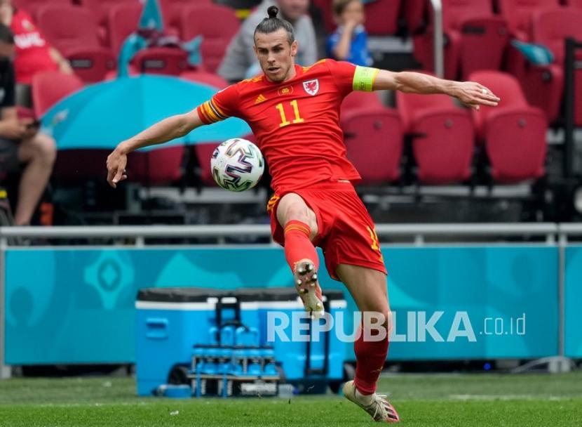 Gareth Bale dari Wales mencoba mengontrol bola saat pertandingan babak 16 besar kejuaraan sepak bola Euro 2020 antara Wales dan Denmark di Johan Cruyff ArenA di Amsterdam, Belanda, Sabtu (26/6).