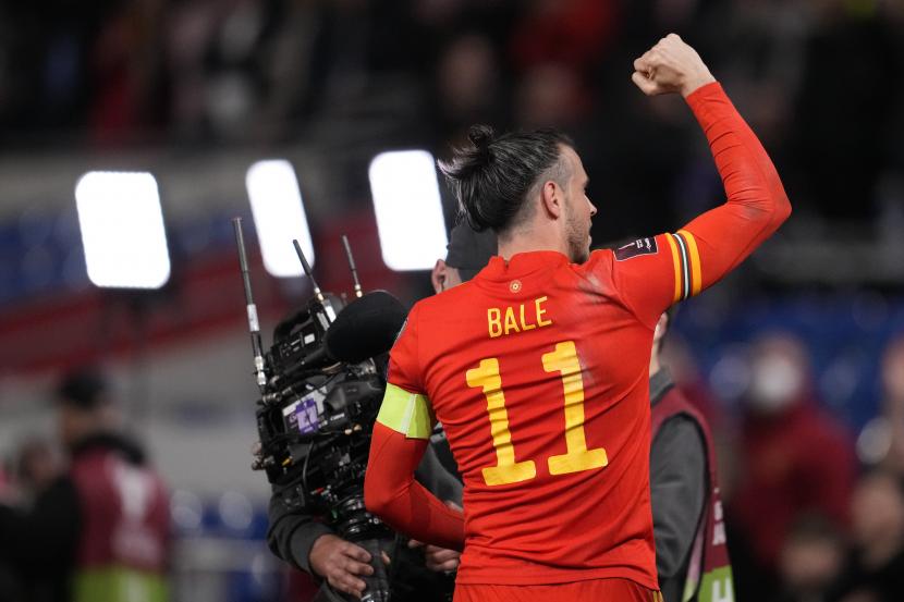 Gelandang timnas Wales Gareth Bale berselebrasi setelah pertandingan sepak bola play-off Piala Dunia 2022 antara Wales dan Austria di Stadion Cardiff City, di Cardiff, Wales, Kamis, 24 Maret 2022. Wales menang 2-1.