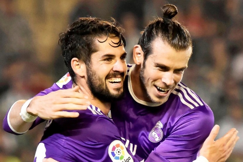 Gareth Bale (kanan) dan Isco.