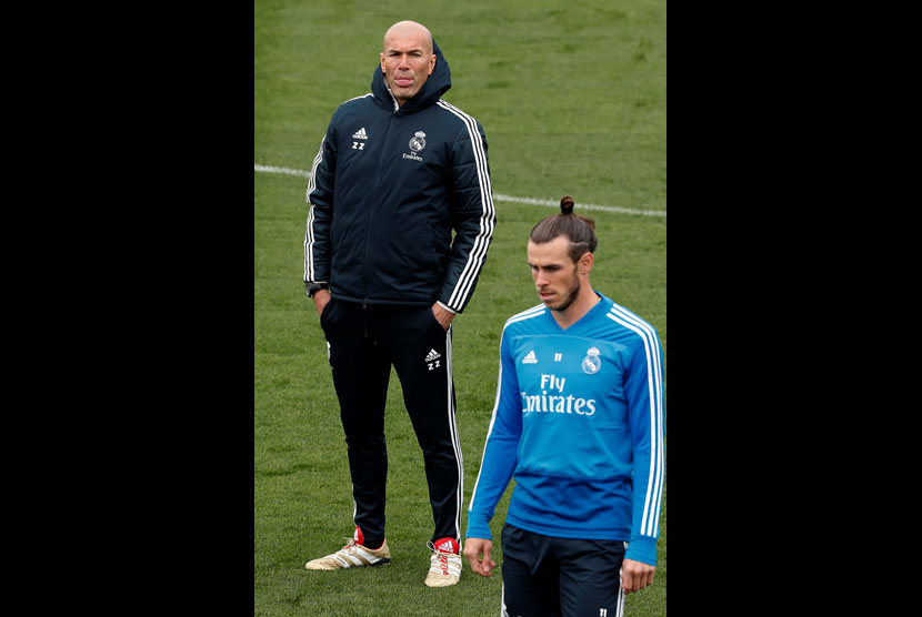 Gareth Bale (kanan) dan pelatih Real Madrid Zinedine Zidane (kiri).